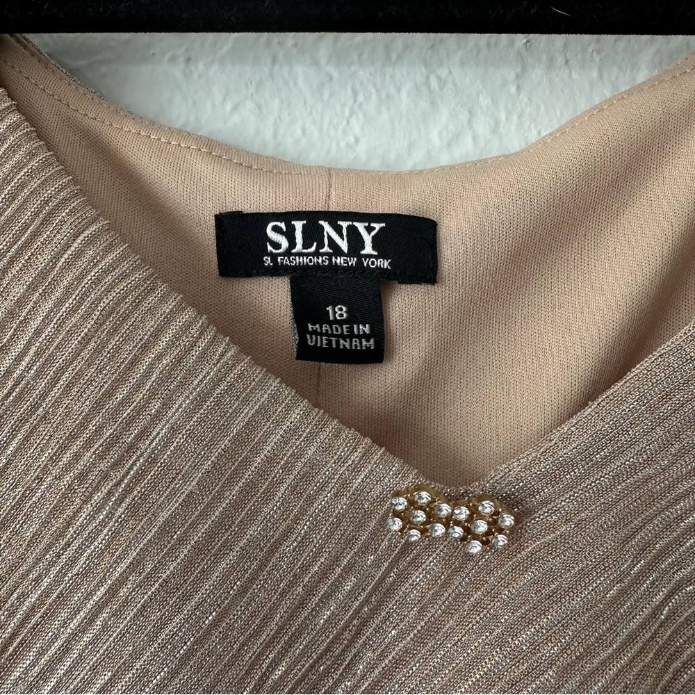 NWT SLNY Tiered Shimmer Shift Dress, Gold, Plus Size, 18 - Picture 4 of 11